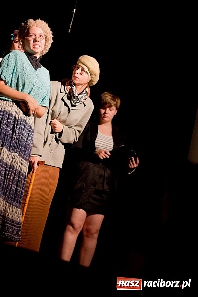 Zdjęcie w galerii na portalu naszraciborz.pl: Scena MDK - Kobiety w sytuacji krytycznej  wiadomości z regionu