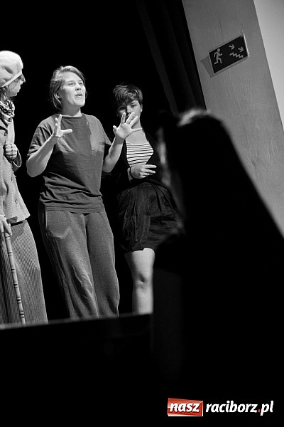 Zdjęcie w galerii na portalu naszraciborz.pl: Scena MDK - Kobiety w sytuacji krytycznej  wiadomości z regionu