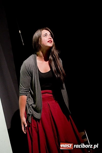 Zdjęcie w galerii na portalu naszraciborz.pl: Scena MDK - Kobiety w sytuacji krytycznej  wiadomości z regionu