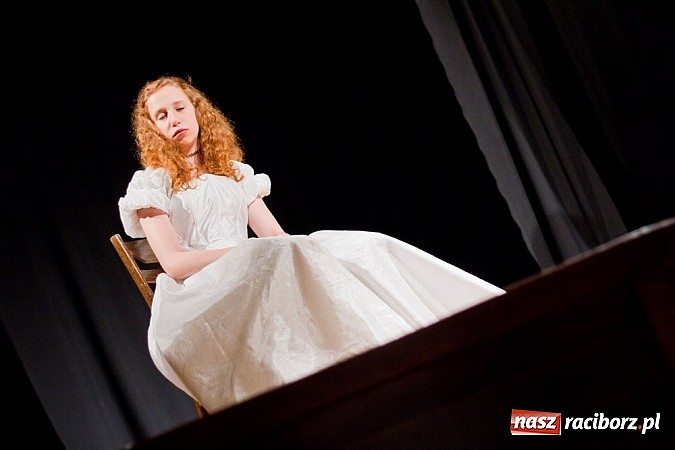 Zdjęcie w galerii na portalu naszraciborz.pl: Scena MDK - Kobiety w sytuacji krytycznej  wiadomości z regionu