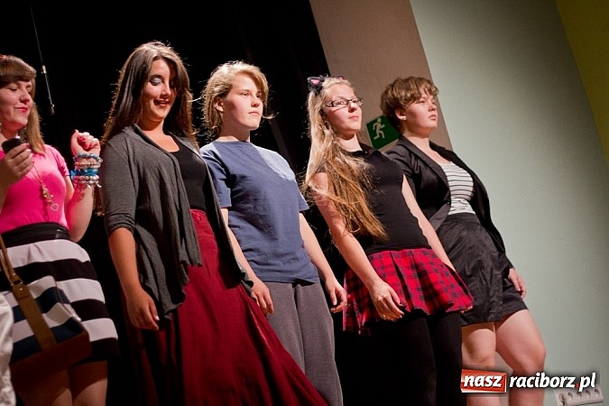 Zdjęcie w galerii na portalu naszraciborz.pl: Scena MDK - Kobiety w sytuacji krytycznej  wiadomości z regionu