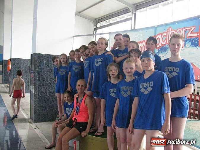 Zdjęcie w galerii na portalu naszraciborz.pl: Złote raciborskie pływackie sztafety  wiadomości z regionu
