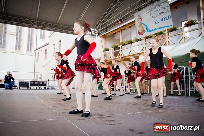 Zdjęcie w galerii na portalu naszraciborz.pl: Barwy folkloru na zamkowej scenie wiadomości z regionu