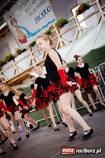 Zdjęcie w galerii na portalu naszraciborz.pl: Barwy folkloru na zamkowej scenie wiadomości z regionu