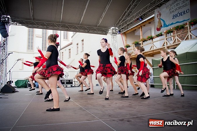 Zdjęcie w galerii na portalu naszraciborz.pl: Barwy folkloru na zamkowej scenie wiadomości z regionu
