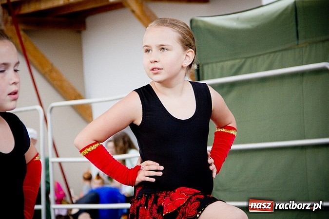 Zdjęcie w galerii na portalu naszraciborz.pl: Barwy folkloru na zamkowej scenie wiadomości z regionu