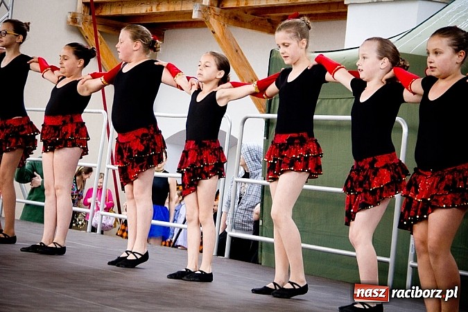 Zdjęcie w galerii na portalu naszraciborz.pl: Barwy folkloru na zamkowej scenie wiadomości z regionu