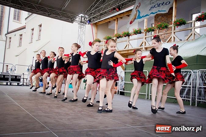 Zdjęcie w galerii na portalu naszraciborz.pl: Barwy folkloru na zamkowej scenie wiadomości z regionu