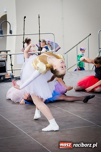 Zdjęcie w galerii na portalu naszraciborz.pl: Barwy folkloru na zamkowej scenie wiadomości z regionu