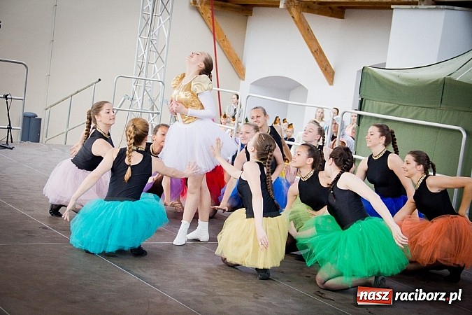 Zdjęcie w galerii na portalu naszraciborz.pl: Barwy folkloru na zamkowej scenie wiadomości z regionu