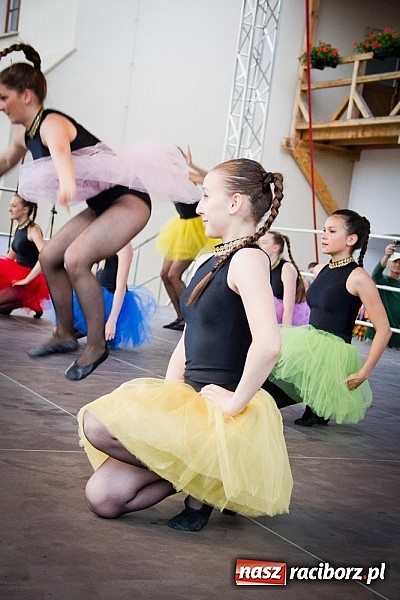 Zdjęcie w galerii na portalu naszraciborz.pl: Barwy folkloru na zamkowej scenie wiadomości z regionu