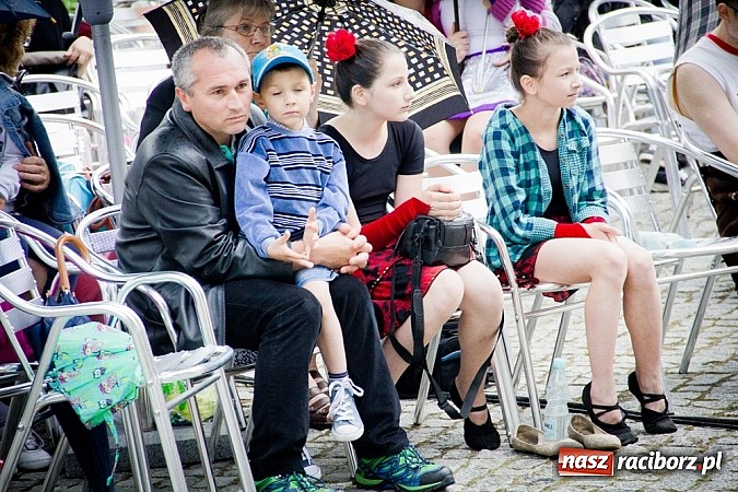 Zdjęcie w galerii na portalu naszraciborz.pl: Barwy folkloru na zamkowej scenie wiadomości z regionu