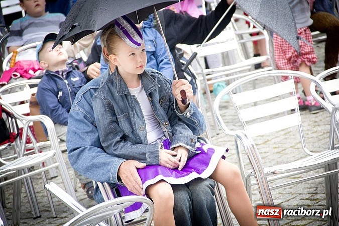 Zdjęcie w galerii na portalu naszraciborz.pl: Barwy folkloru na zamkowej scenie wiadomości z regionu