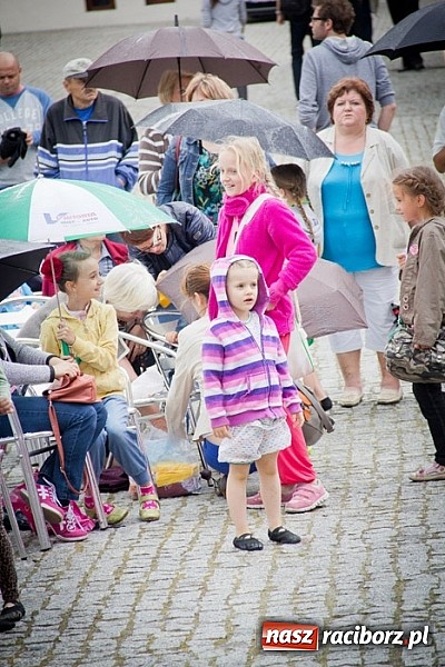 Zdjęcie w galerii na portalu naszraciborz.pl: Barwy folkloru na zamkowej scenie wiadomości z regionu