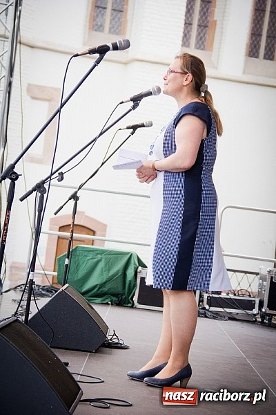 Zdjęcie w galerii na portalu naszraciborz.pl: Barwy folkloru na zamkowej scenie wiadomości z regionu