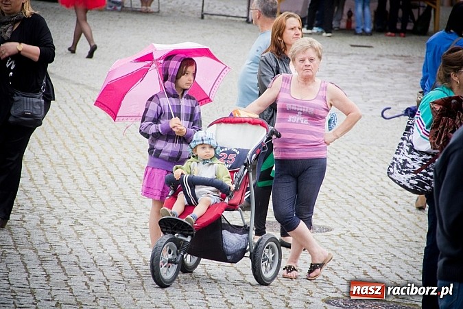 Zdjęcie w galerii na portalu naszraciborz.pl: Barwy folkloru na zamkowej scenie wiadomości z regionu