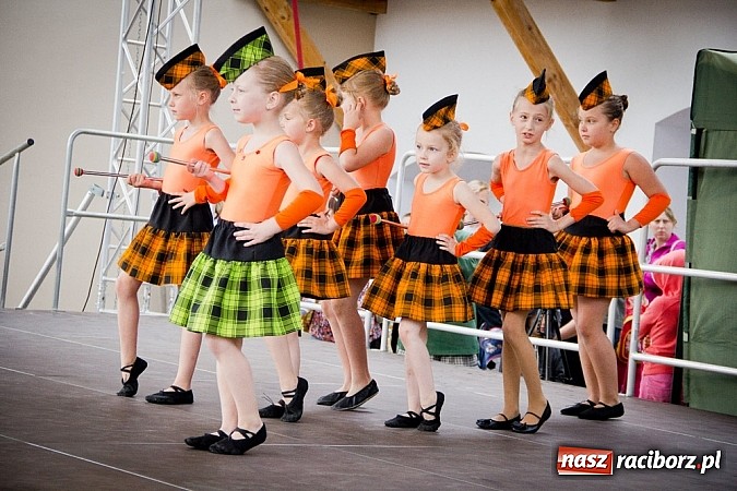 Zdjęcie w galerii na portalu naszraciborz.pl: Barwy folkloru na zamkowej scenie wiadomości z regionu