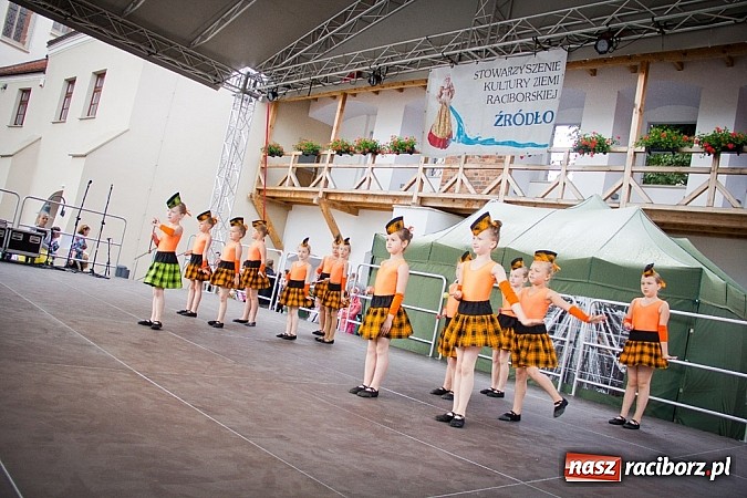 Zdjęcie w galerii na portalu naszraciborz.pl: Barwy folkloru na zamkowej scenie wiadomości z regionu