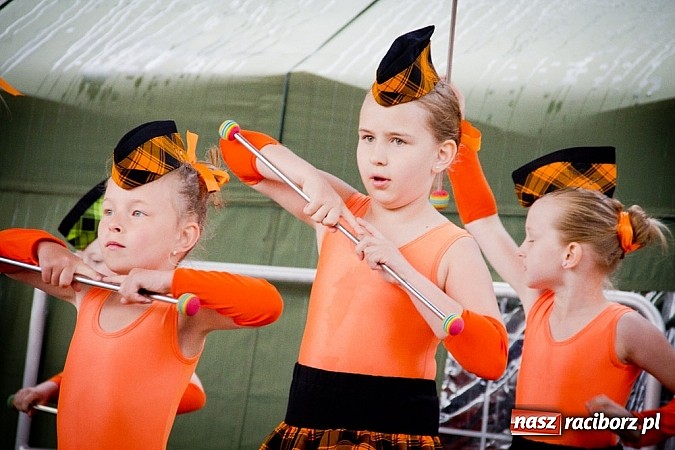 Zdjęcie w galerii na portalu naszraciborz.pl: Barwy folkloru na zamkowej scenie wiadomości z regionu