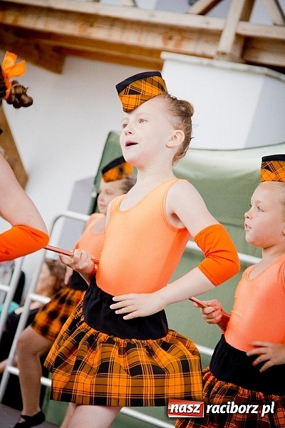 Zdjęcie w galerii na portalu naszraciborz.pl: Barwy folkloru na zamkowej scenie wiadomości z regionu