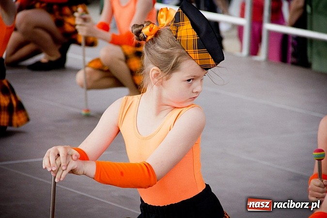 Zdjęcie w galerii na portalu naszraciborz.pl: Barwy folkloru na zamkowej scenie wiadomości z regionu