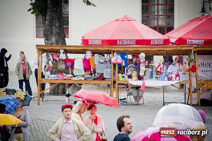 Zdjęcie w galerii na portalu naszraciborz.pl: Barwy folkloru na zamkowej scenie wiadomości z regionu