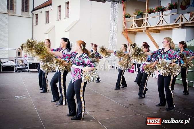 Zdjęcie w galerii na portalu naszraciborz.pl: Barwy folkloru na zamkowej scenie wiadomości z regionu