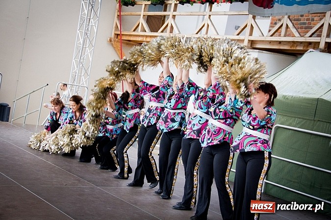 Zdjęcie w galerii na portalu naszraciborz.pl: Barwy folkloru na zamkowej scenie wiadomości z regionu