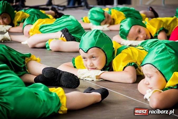 Zdjęcie w galerii na portalu naszraciborz.pl: Barwy folkloru na zamkowej scenie wiadomości z regionu