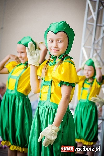 Zdjęcie w galerii na portalu naszraciborz.pl: Barwy folkloru na zamkowej scenie wiadomości z regionu