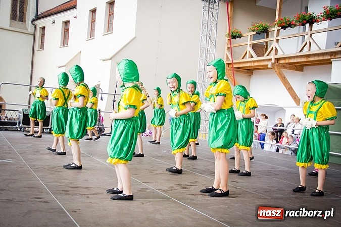 Zdjęcie w galerii na portalu naszraciborz.pl: Barwy folkloru na zamkowej scenie wiadomości z regionu