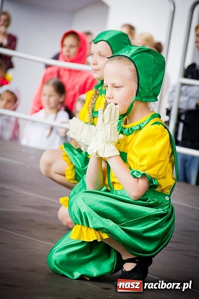 Zdjęcie w galerii na portalu naszraciborz.pl: Barwy folkloru na zamkowej scenie wiadomości z regionu