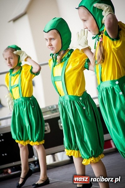 Zdjęcie w galerii na portalu naszraciborz.pl: Barwy folkloru na zamkowej scenie wiadomości z regionu