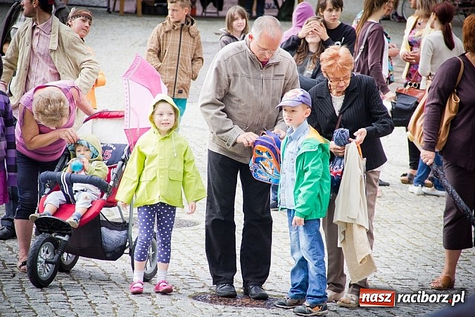 Zdjęcie w galerii na portalu naszraciborz.pl: Barwy folkloru na zamkowej scenie wiadomości z regionu