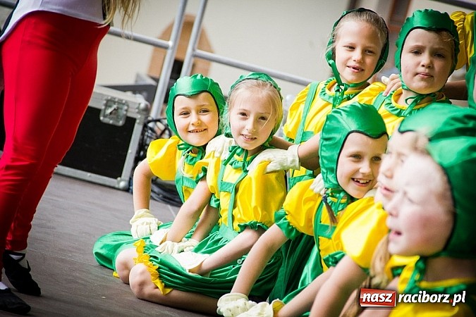 Zdjęcie w galerii na portalu naszraciborz.pl: Barwy folkloru na zamkowej scenie wiadomości z regionu