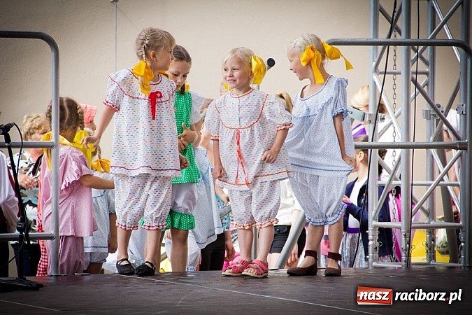 Zdjęcie w galerii na portalu naszraciborz.pl: Barwy folkloru na zamkowej scenie wiadomości z regionu