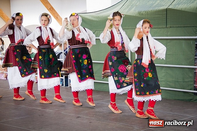 Zdjęcie w galerii na portalu naszraciborz.pl: Barwy folkloru na zamkowej scenie wiadomości z regionu
