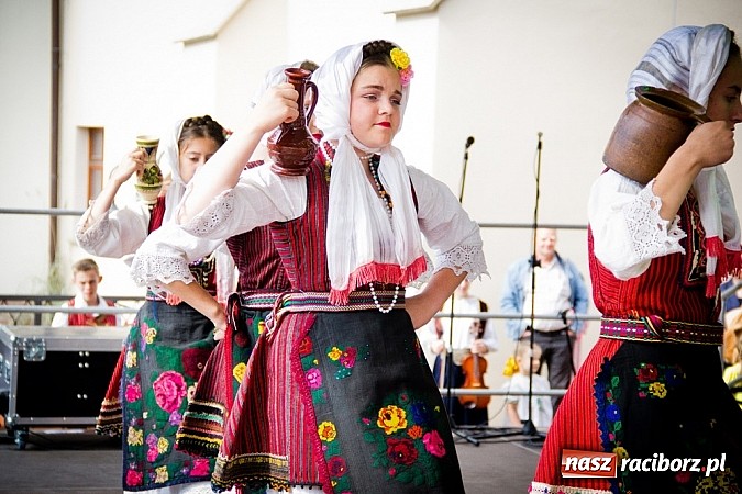 Zdjęcie w galerii na portalu naszraciborz.pl: Barwy folkloru na zamkowej scenie wiadomości z regionu