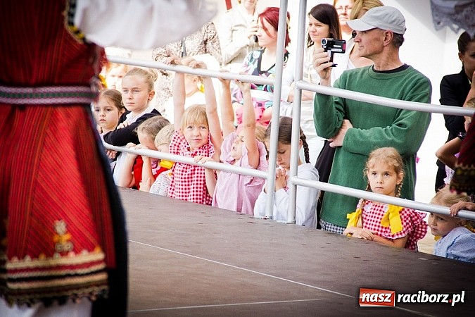 Zdjęcie w galerii na portalu naszraciborz.pl: Barwy folkloru na zamkowej scenie wiadomości z regionu
