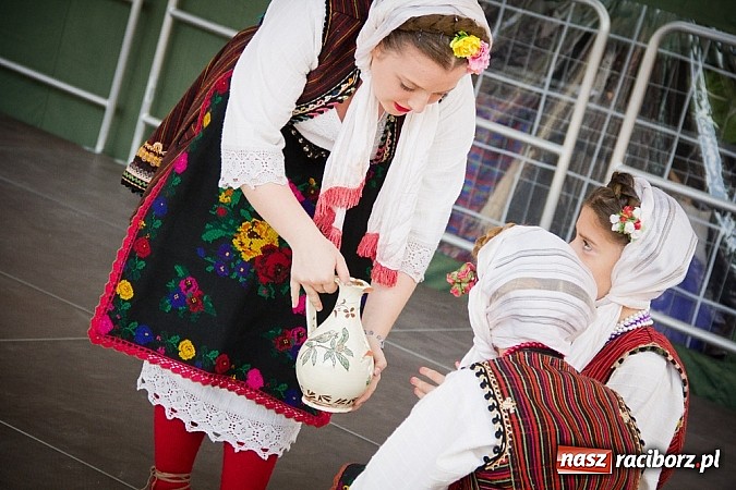 Zdjęcie w galerii na portalu naszraciborz.pl: Barwy folkloru na zamkowej scenie wiadomości z regionu