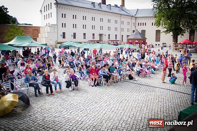 Zdjęcie w galerii na portalu naszraciborz.pl: Barwy folkloru na zamkowej scenie wiadomości z regionu