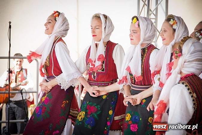Zdjęcie w galerii na portalu naszraciborz.pl: Barwy folkloru na zamkowej scenie wiadomości z regionu