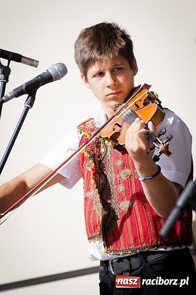 Zdjęcie w galerii na portalu naszraciborz.pl: Barwy folkloru na zamkowej scenie wiadomości z regionu