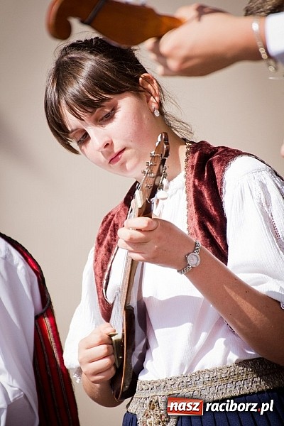 Zdjęcie w galerii na portalu naszraciborz.pl: Barwy folkloru na zamkowej scenie wiadomości z regionu