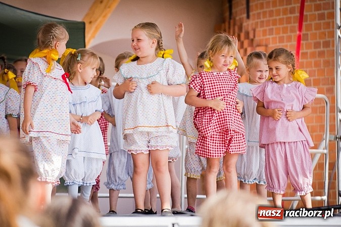 Zdjęcie w galerii na portalu naszraciborz.pl: Barwy folkloru na zamkowej scenie wiadomości z regionu