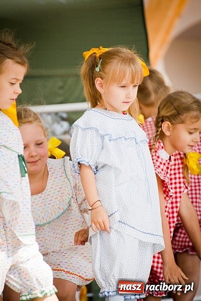 Zdjęcie w galerii na portalu naszraciborz.pl: Barwy folkloru na zamkowej scenie wiadomości z regionu