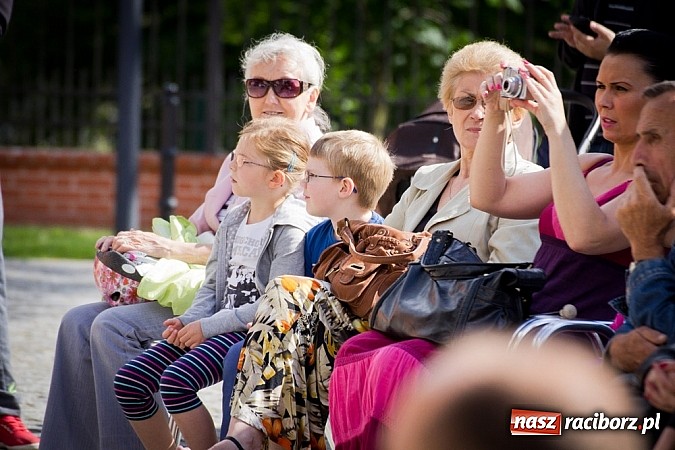 Zdjęcie w galerii na portalu naszraciborz.pl: Barwy folkloru na zamkowej scenie wiadomości z regionu