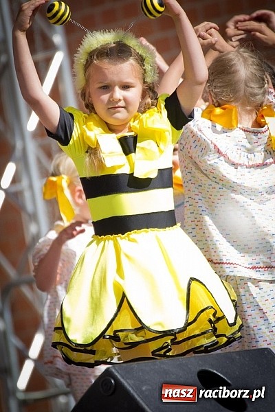 Zdjęcie w galerii na portalu naszraciborz.pl: Barwy folkloru na zamkowej scenie wiadomości z regionu