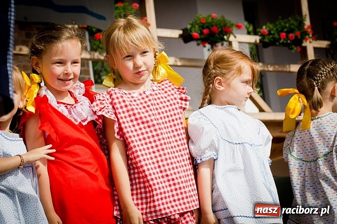 Zdjęcie w galerii na portalu naszraciborz.pl: Barwy folkloru na zamkowej scenie wiadomości z regionu