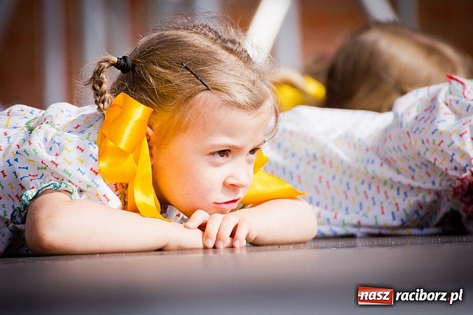 Zdjęcie w galerii na portalu naszraciborz.pl: Barwy folkloru na zamkowej scenie wiadomości z regionu